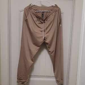 Vuori Women's Joggers in Dogwood Pink